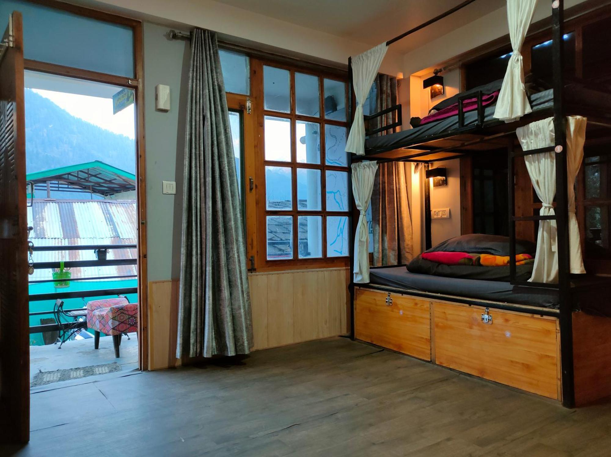 Bros Hostel & Yaara Cafe - Manali (Himachal Pradesh) — Photos 2