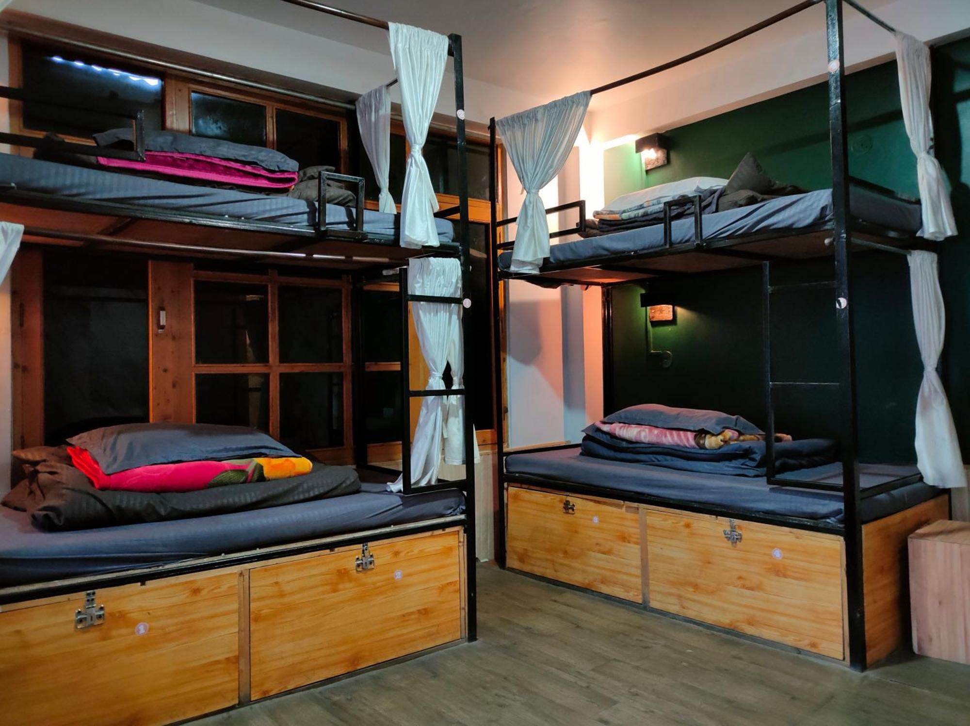 Bros Hostel & Yaara Cafe - Manali (Himachal Pradesh), Manali