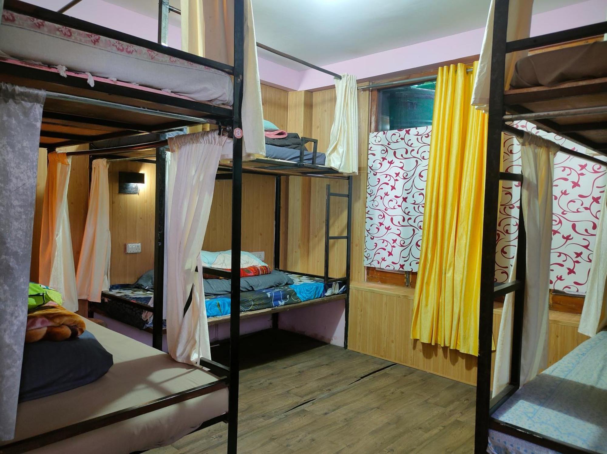 Bros Hostel & Yaara Cafe - Manali (Himachal Pradesh) — Photos 1