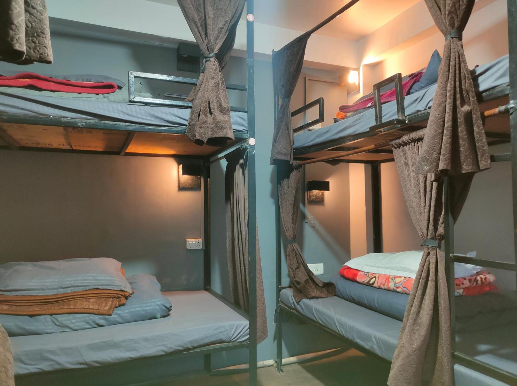Bros Hostel & Yaara Cafe - Manali (Himachal Pradesh) — Photos 3